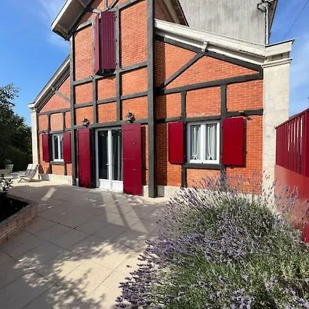 La Petite Angerienne بيت للعطل Saint-Jean-dʼAngély